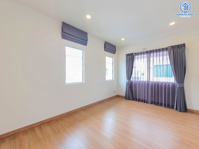 *****บ้านเดี่ยวมือสอง ม.เซนโทร พหลโยธิน-วิภาวดี เนื้อที่กว้าง 51 ตร.ว. ฟังก์ชัน 3 ห้องนอน 3 ห้องน้ำ ที่จอดรถ 2 คัน บ้านหลังใหญ่ สภาพใหม่เอี่ยม พร้อมลากกระเป๋าเข้าอยู่! บนทำเลเดินทางสะดวกเชื่อมต่อถนนพหลโยธิน, ถนนลำลูกกา, ถนนสายไหม, ถนนรังสิต-นครนายก และทางด่วน "โทลล์เวย์" จองเลยวันนี้!